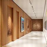 Sanat galerisi iç mekanında ahşap duvar panelleri